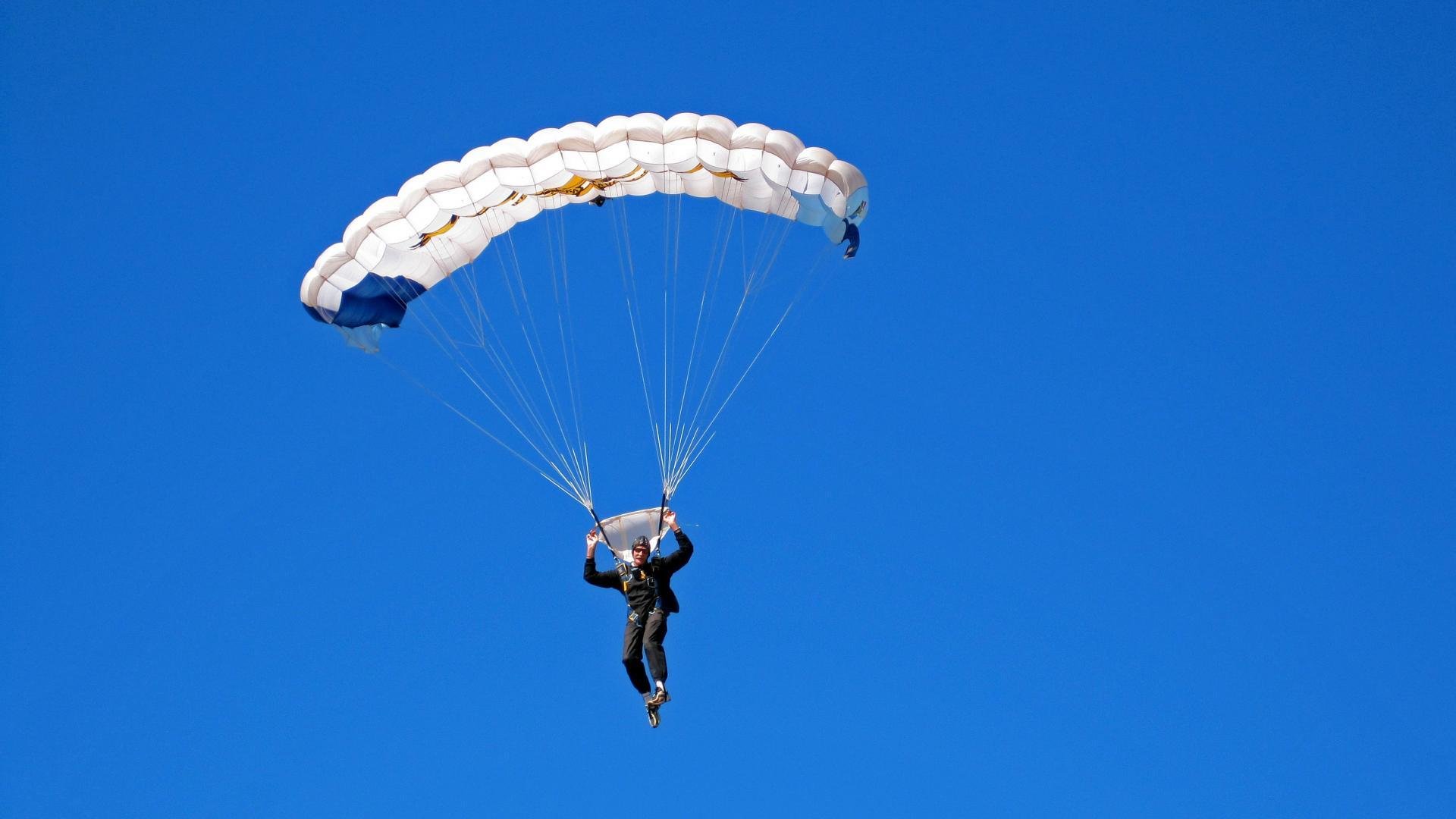 开云-高空空中飞人特技表演，极限动作惊艳全场，这空中飞人的特技十分惊险,看得观众瞠目结舌